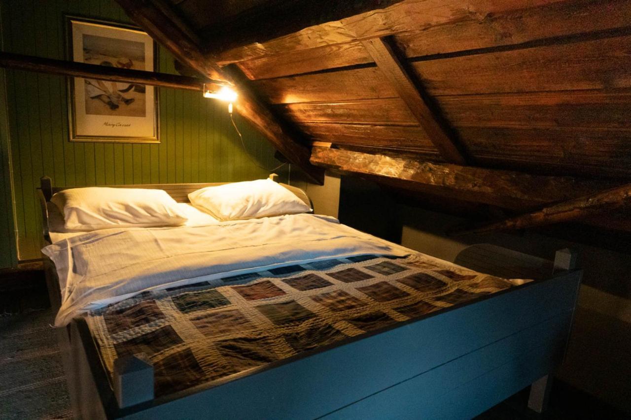 Отель Anker Brygge Свольвер Экстерьер фото A bedroom in a Swiss chalet