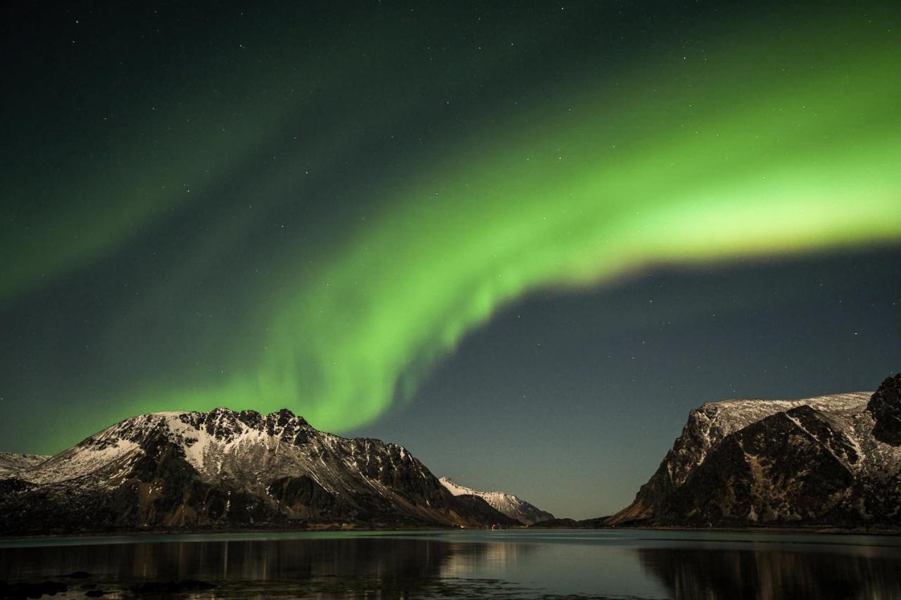Отель Anker Brygge Свольвер Экстерьер фото Aurora borealis over the lake