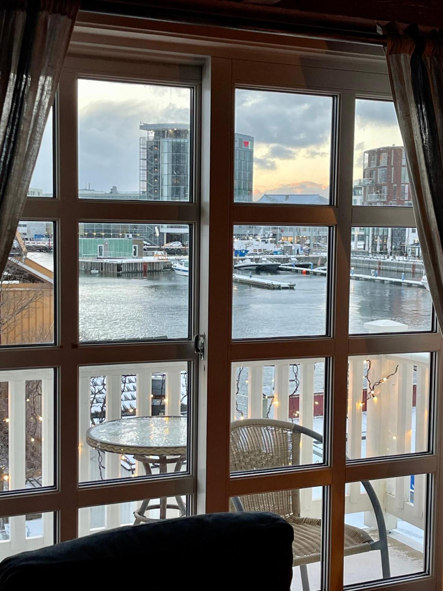 Отель Anker Brygge Свольвер Экстерьер фото View of the harbour from the hotel